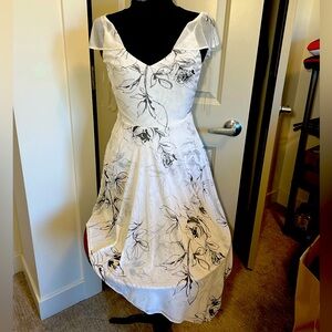 Le Chateau Floral Print Pebbled Crêpe V-Neck Black & White Dress Size XS